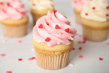 Beyaz masada lezzetli kekler. Sevgililer Günün kutlu olsun.