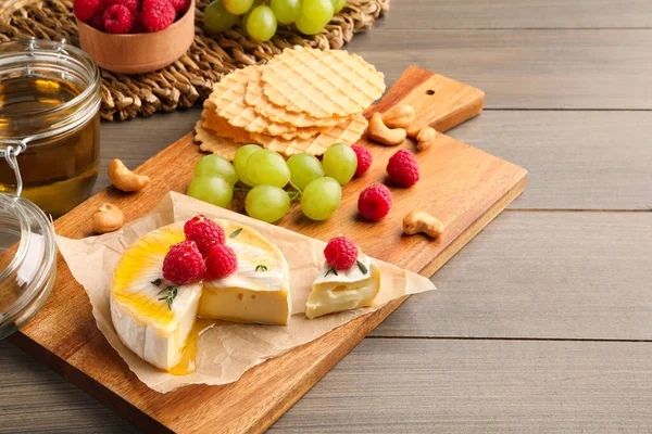 Queijo Brie Servido Com Bagas Mel Mesa Madeira Espaço Para — Fotografia de Stock