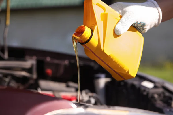Mężczyzna Wylewający Olej Silnikowy Żółtego Pojemnika Zbliżenie — Zdjęcie stockowe