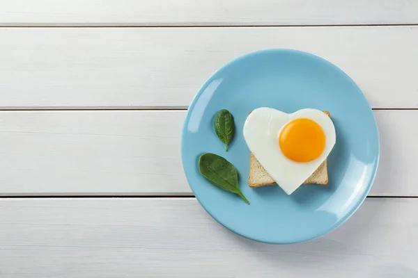 Desayuno Romántico Con Huevo Frito Forma Corazón Tostadas Espinacas Mesa — Foto de Stock