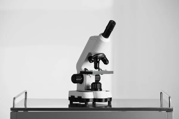 Moderne Microscoop Metalen Tafel Tegen Lichte Achtergrond — Stockfoto