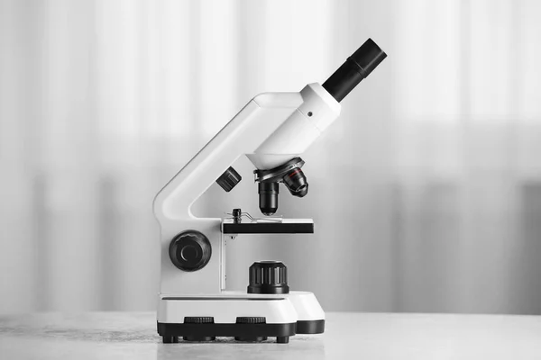 Modern Mikroskop Içerideki Masada Tıbbi Ekipman — Stok fotoğraf