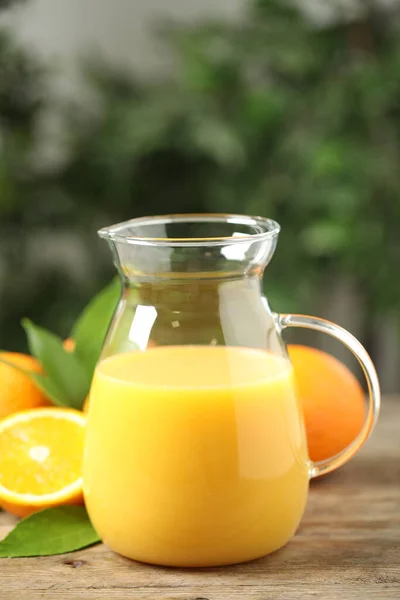 Krug Mit Orangensaft Und Frischen Früchten Auf Holztisch — Stockfoto