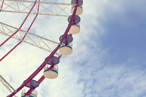 Όμορφη Μεγάλη Ρόδα Ferris Κατά Του Μπλε Ουρανού Προβολή Χαμηλής — Φωτογραφία Αρχείου