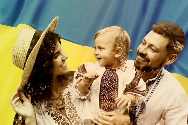 Dupla Exposição Família Feliz Vestindo Roupas Nacionais Bandeira Ucraniana — Fotografia de Stock