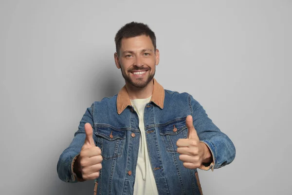 Man Showing Thumbs Grey Background — Stock Photo, Image