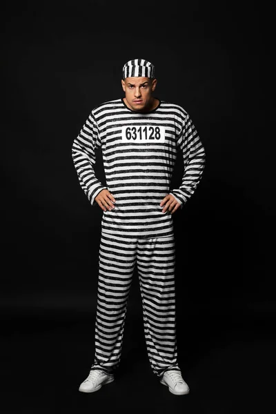 Gevangene Gestreept Uniform Zwarte Achtergrond — Stockfoto