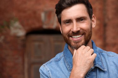 Dışarıda gülümseyen yakışıklı sakallı adam. Metin için boşluk