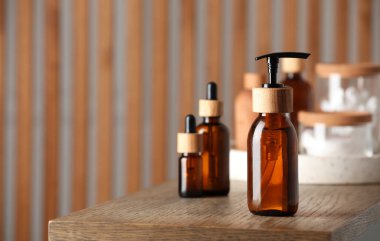 Kapaklı bir şişe ve kapalı masa üzerinde kozmetik ürünler. Metin için boşluk