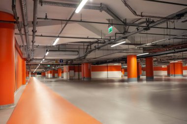 Aydınlatma ve sütunları olan boş bir otopark