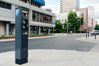 Şehir caddesinde modern parkmetre, metin için alan