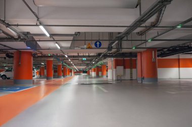 Aydınlatma ve sütunları olan boş bir otopark