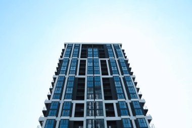 Mavi gökyüzüne karşı modern binanın düşük açılı görüntüsü