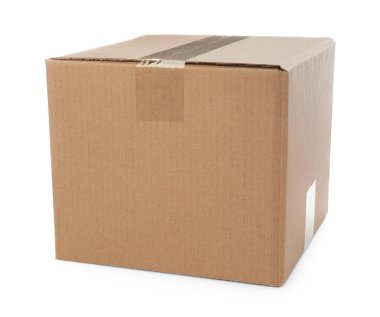 Beyaz arka plan üzerinde bir kapalı karton kutu