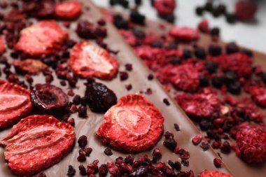 Dondurulmuş çilekli çikolata, kiraz ve ahududu, yakın plan.