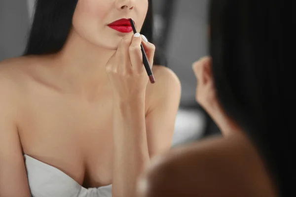 Güzel Makyajlı Genç Bir Kadın Kapalı Alanda Aynanın Önüne Kırmızı — Stok fotoğraf