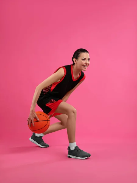 Professionelle Sportlerin Spielt Basketball Auf Rosa Hintergrund — Stockfoto