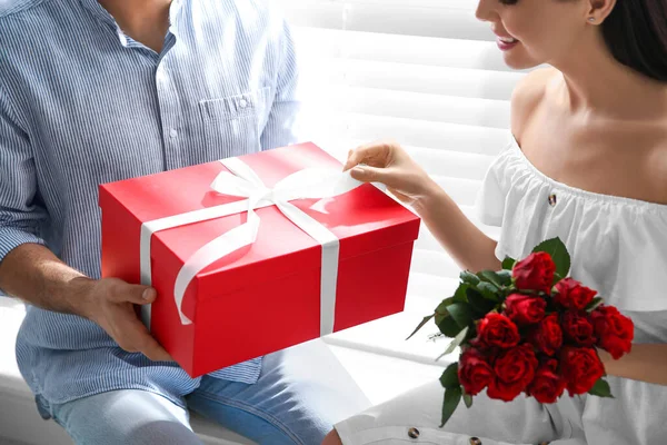 Erkek Evinde Sevgilisine Hediyesini Sunar Yakın Plan Sevgililer Günü Kutlaması — Stok fotoğraf