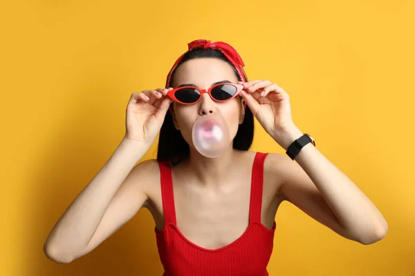 Modieuze Jonge Vrouw Pin Outfit Blazen Bubblegum Gele Achtergrond — Stockfoto