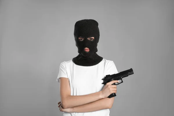 Kvinna Bär Stickad Balaklava Med Pistol Grå Bakgrund — Stockfoto