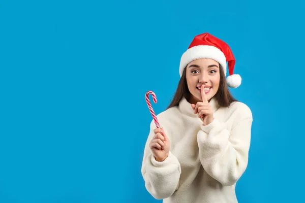 Mujer Joven Suéter Beige Sombrero Santa Sosteniendo Bastón Caramelo Sobre —  Fotos de Stock