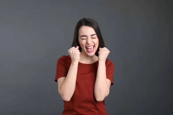 Retrato Una Joven Feliz Sobre Fondo Gris Oscuro Concepto Personalidad —  Fotos de Stock