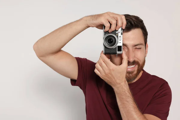 Muž Kamerou Focení Bílém Pozadí Zajímavý Koníček — Stock fotografie