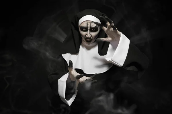 Retrato Freira Diabólica Assustadora Fundo Preto Halloween Festa Olhar — Fotografia de Stock