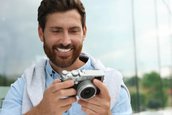 Homem Com Câmera Livre Espaço Para Texto Passatempo Interessante — Fotografia de Stock
