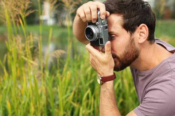 Homem Com Câmera Tirando Fotos Livre Espaço Para Texto Passatempo — Fotografia de Stock