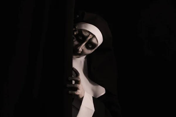 Nonne Diabolique Effrayante Cachant Sur Fond Noir Espace Pour Texte — Photo
