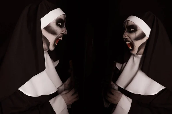 Nonne Diabolique Effrayante Près Miroir Sur Fond Noir Fête Halloween — Photo