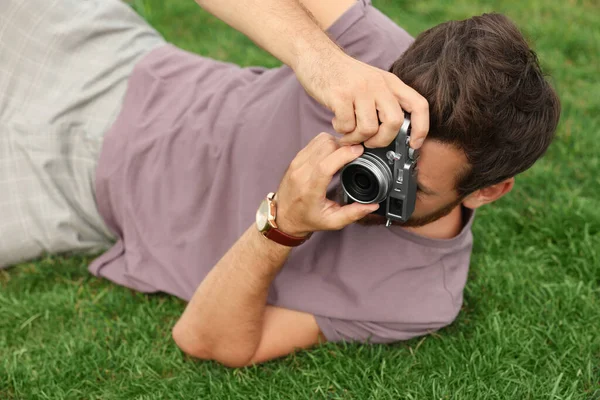 Homem Com Câmera Tirando Foto Grama Verde Passatempo Interessante — Fotografia de Stock
