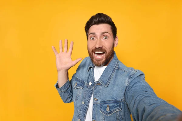 Funny Bearded Man Taking Selfie Orange Background — Stock Photo, Image