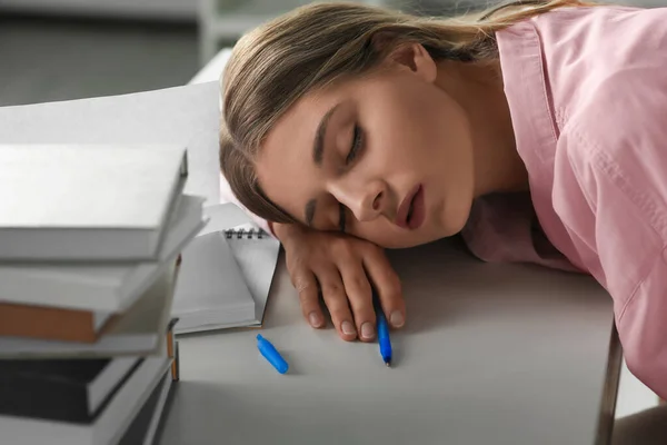Beyaz Masada Kitapların Yanında Uyuyan Genç Yorgun Kadın Yakın Plan — Stok fotoğraf