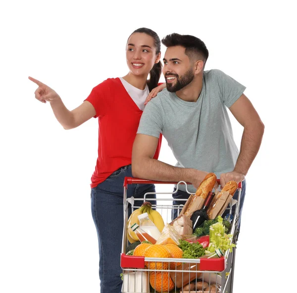 Pareja Feliz Con Carrito Compras Lleno Comestibles Sobre Fondo Blanco —  Fotos de Stock