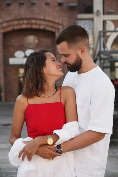 Feliz Jovem Casal Abraçando Rua Cidade — Fotografia de Stock