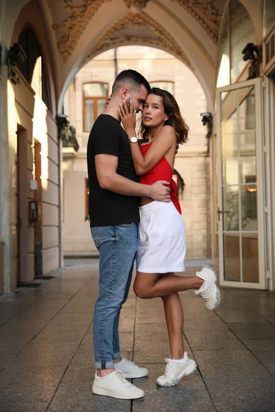 Feliz Jovem Casal Abraçando Rua Cidade — Fotografia de Stock