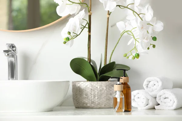 Flaschen Mit Spenderverschlüssen Zimmerpflanzen Und Handtücher Auf Weißem Tisch Badezimmer — Stockfoto