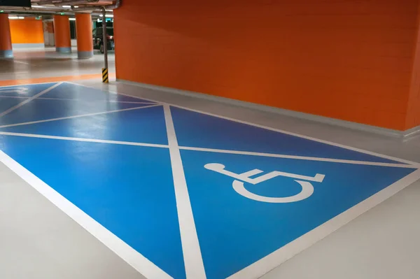 Pusty Parking Dla Samochodów Symbolem Wózka Inwalidzkiego — Zdjęcie stockowe