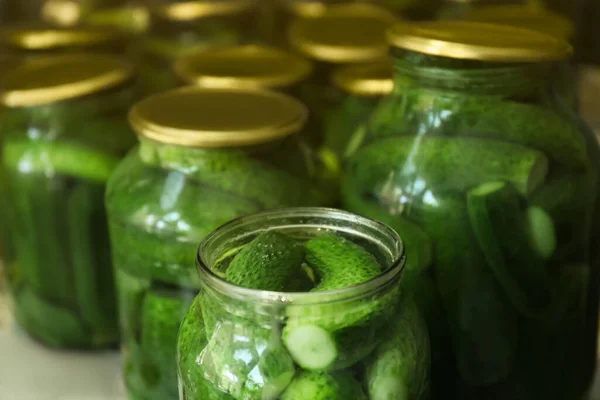 Många Picklingburkar Med Färska Gurkor Närbild — Stockfoto