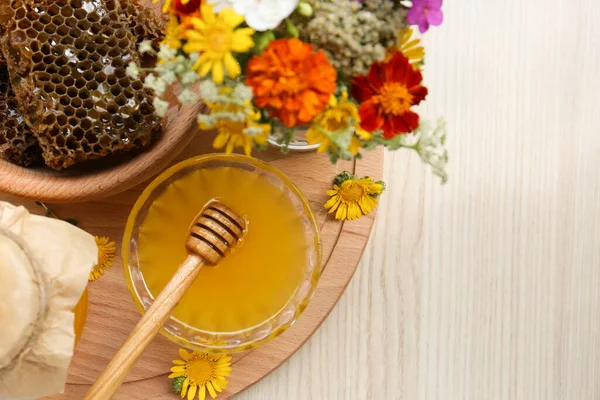 Heerlijke Honing Kammen Verschillende Bloemen Houten Tafel Bovenaanzicht Ruimte Voor — Stockfoto