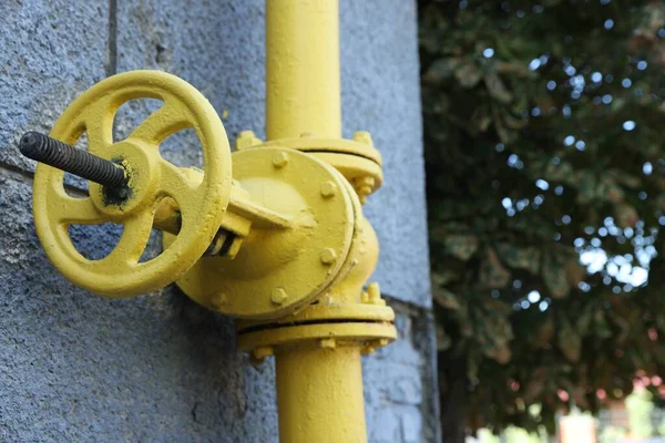 Gele Gasleiding Grijze Wand Buiten Close Ruimte Voor Tekst — Stockfoto