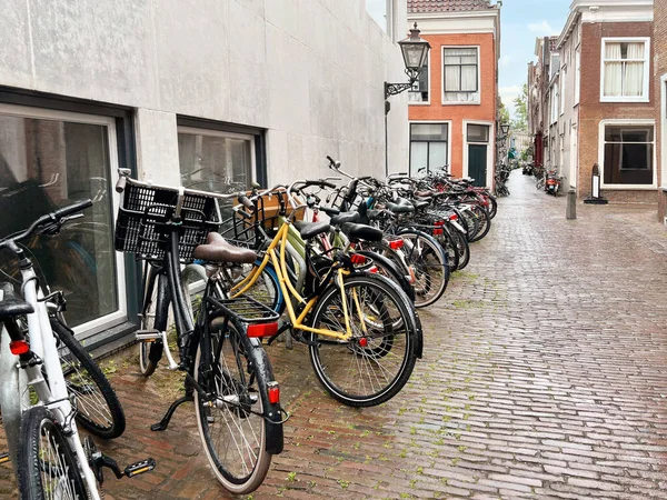 Багато Припаркованих Велосипедів Біля Будівлі Міській Вулиці — стокове фото