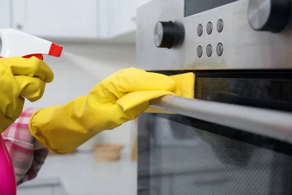 Vrouw Schoonmaken Oven Met Doek Wasmiddel Binnen Close — Stockfoto