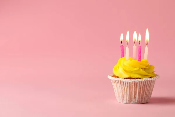Leckere Geburtstagstorte Mit Vielen Kerzen Auf Rosa Hintergrund Raum Für — Stockfoto