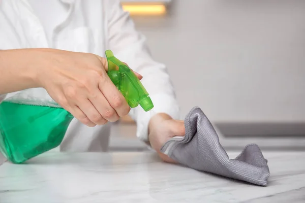 Mujer Limpieza Mesa Mármol Blanco Con Trapo Detergente Interior Primer — Foto de Stock