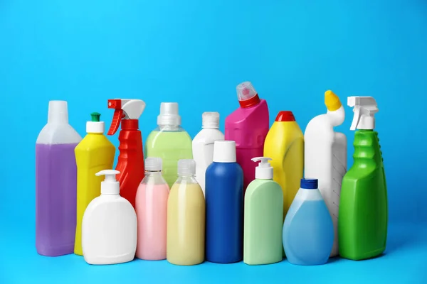 Muitas Garrafas Detergentes Diferentes Sobre Fundo Azul Claro Material Limpeza — Fotografia de Stock