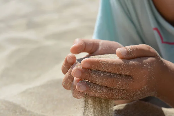 Criança Derramando Areia Mãos Livre Close Com Espaço Para Texto — Fotografia de Stock