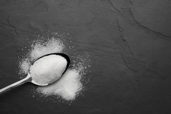 Granüle Şeker Kaşık Siyah Masa Üst Manzara Metin Için Boşluk — Stok fotoğraf